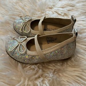 Kenneth Cole Reaction metallic gold dress shoes,elastic strap, front bow, size 5